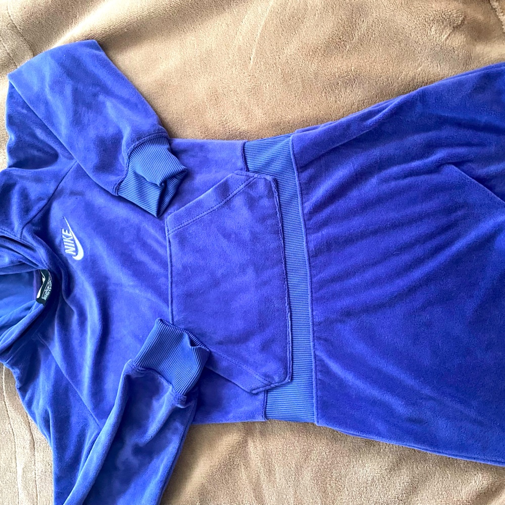 Like new little girls Nike dress. Velour-like material. Only worn once.